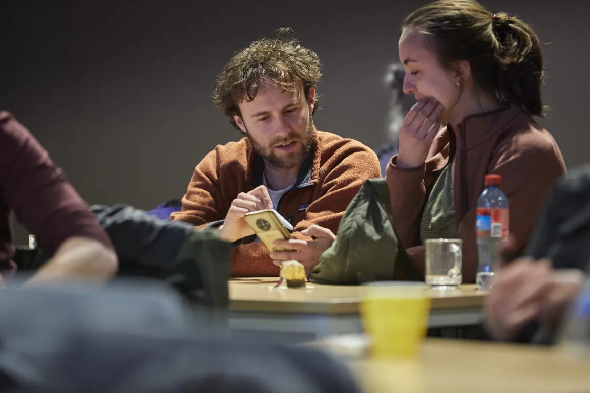 Man en vrouw in gesprek aan tafel