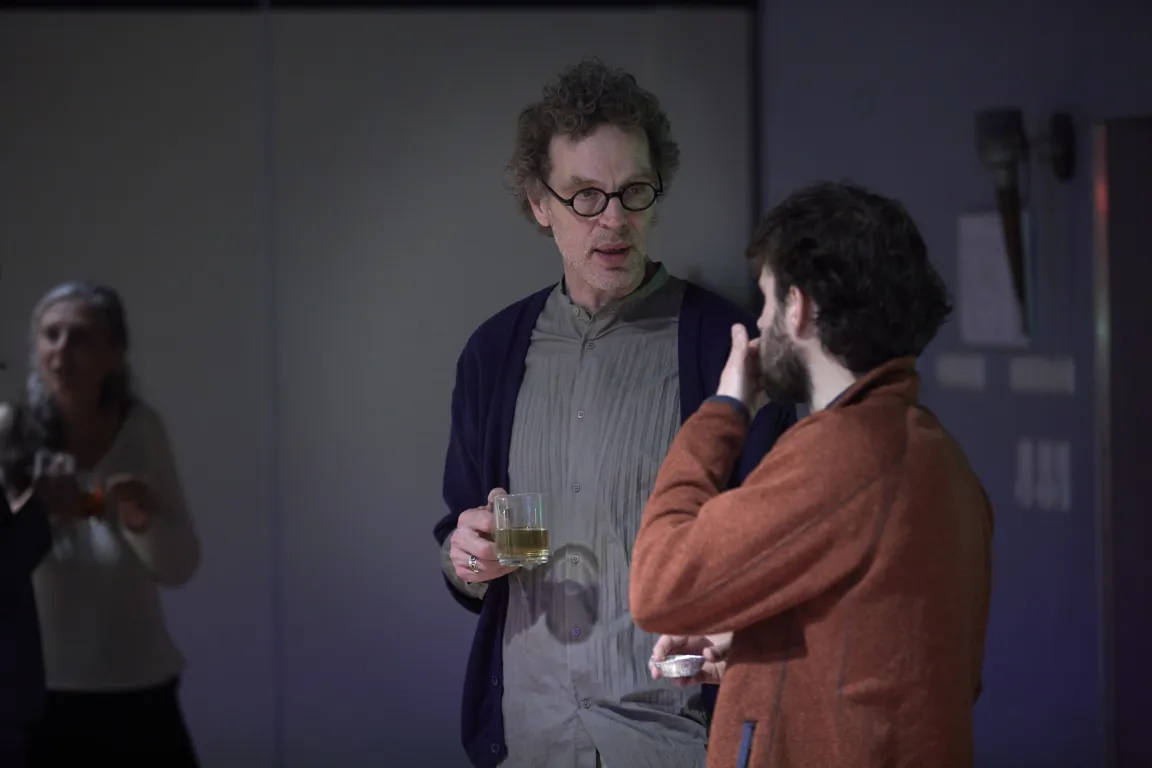 Twee mannen staand in gesprek