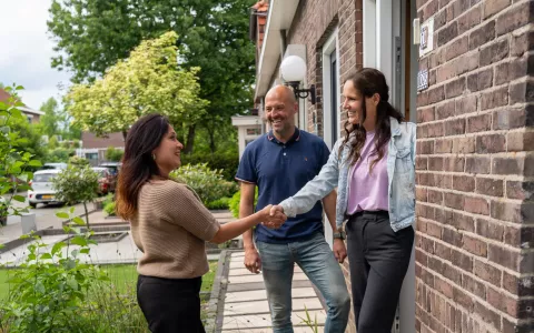 Buren schudden hand van bezoeker tijdens Duurzame Huizenroute