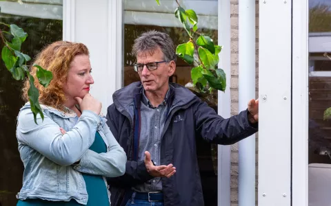 energiecoach geeft advies aan inwoner