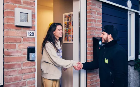 Twee personen aan de deur