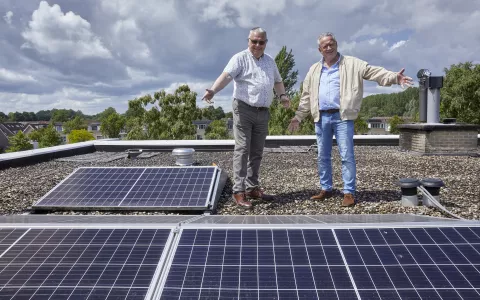 Henk en Guido tonen zonnepanelen