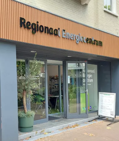 Buitenaanzicht van het Regionaal Energiecentrum in Zeist
