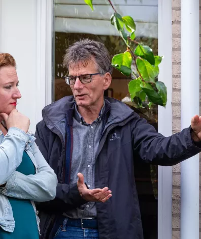 energiecoach geeft advies aan inwoner