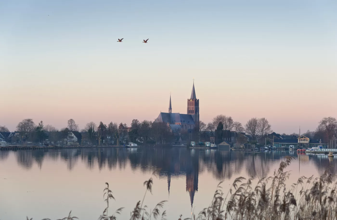 Zicht op gemeente De Ronde Venen. Natuurgebied, water en kerk.