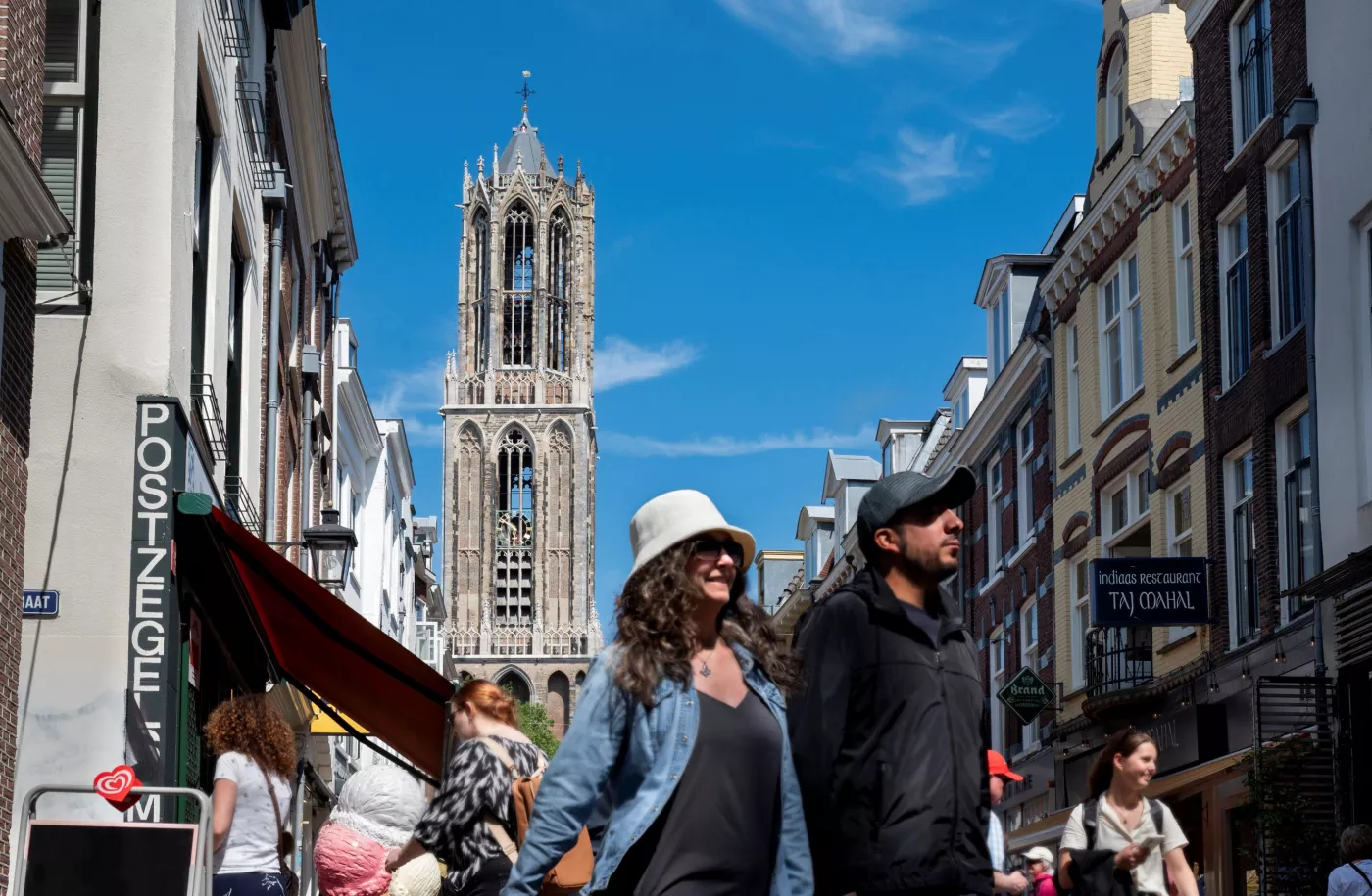 Blik op de Dom vanuit de Zadelstraat