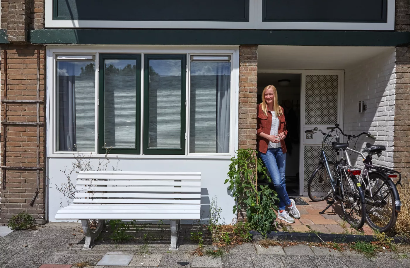 Duurzaam huis in Zeist - bewoner leunt tegen voordeur