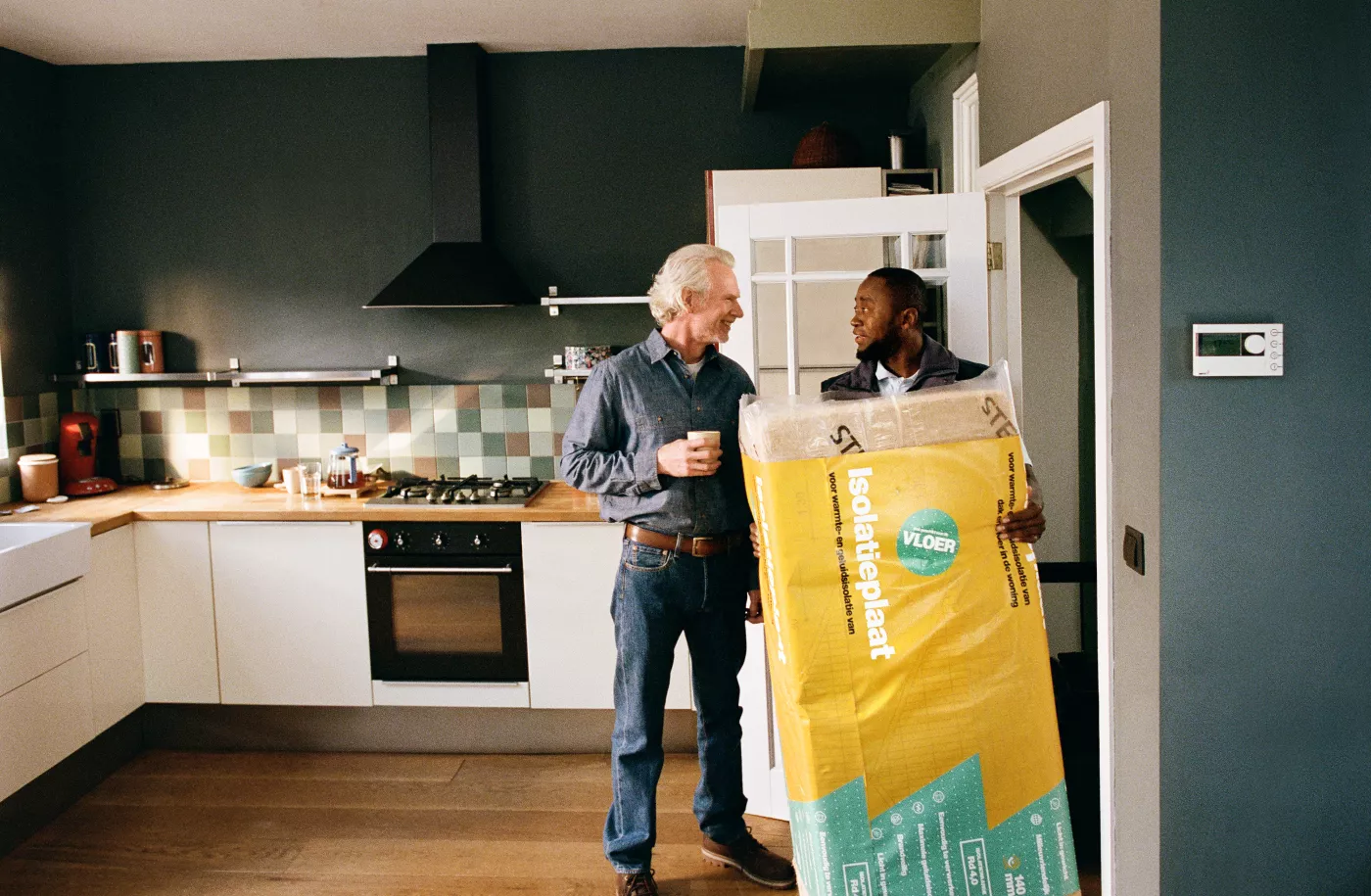 Man in keuken met installateur met isolatie