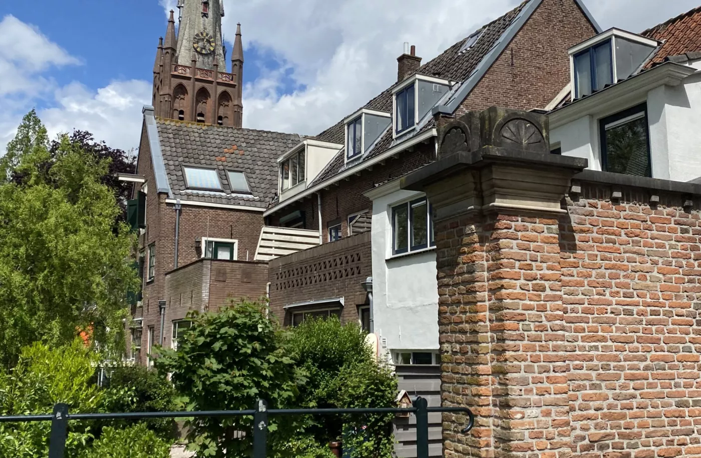 De stadsmuur in IJsselstein - zicht op de kerk
