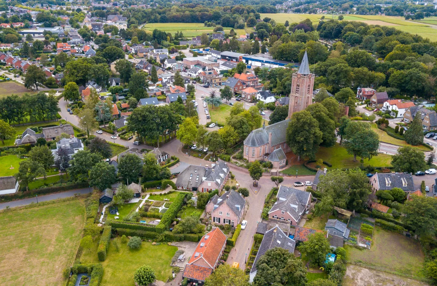 Luchtfoto van de oude kerk in Soest