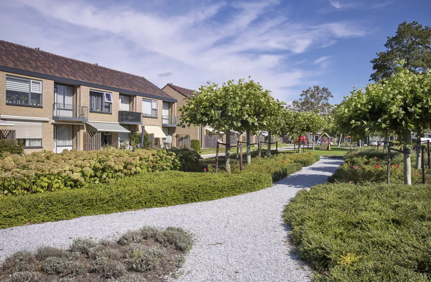 Een straat in gemeente Stichtse Vecht - met huizen en een groen perk