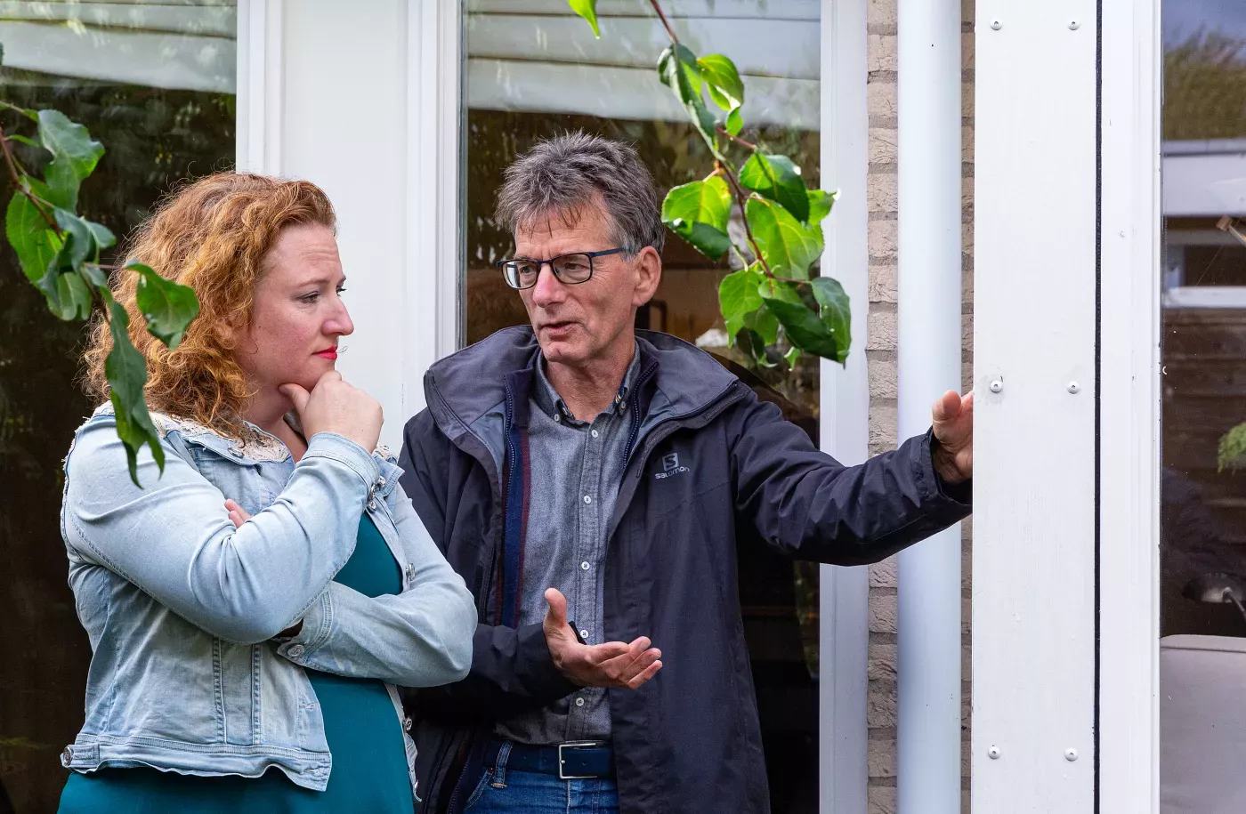 energiecoach geeft advies aan inwoner