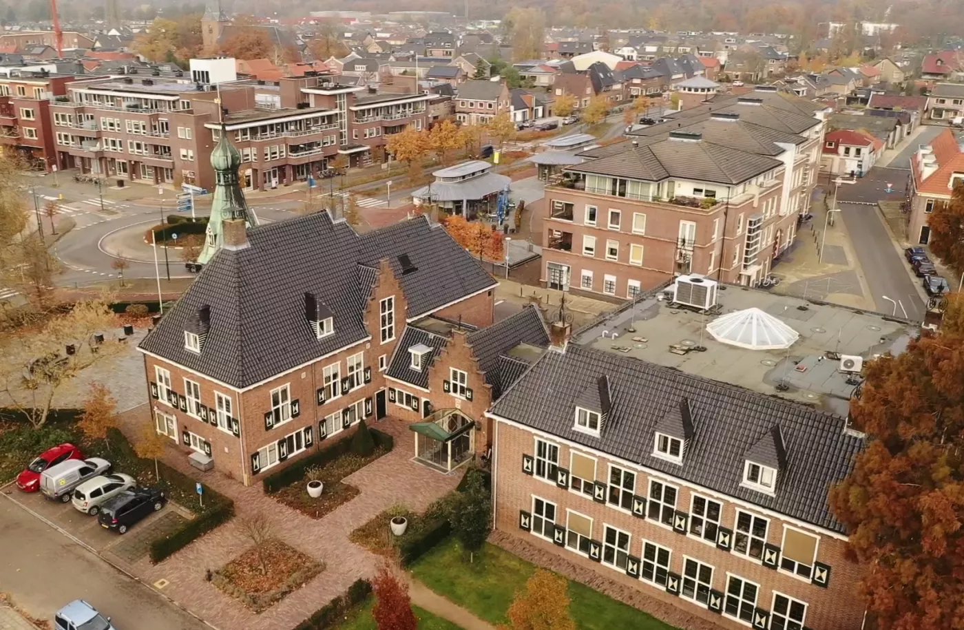 Luchtfoto van het gemeentehuis van Woudenberg
