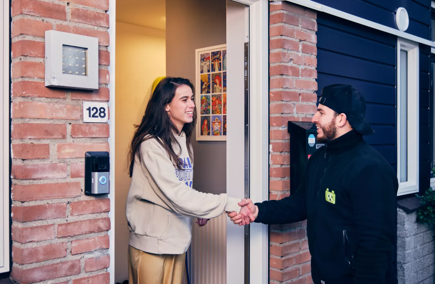Twee personen aan de deur