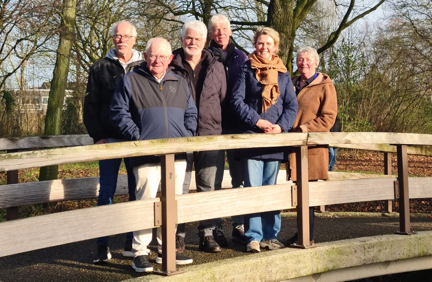 Foto van buurtteam Langenbeek op een brug in de wijk in het zonnetje