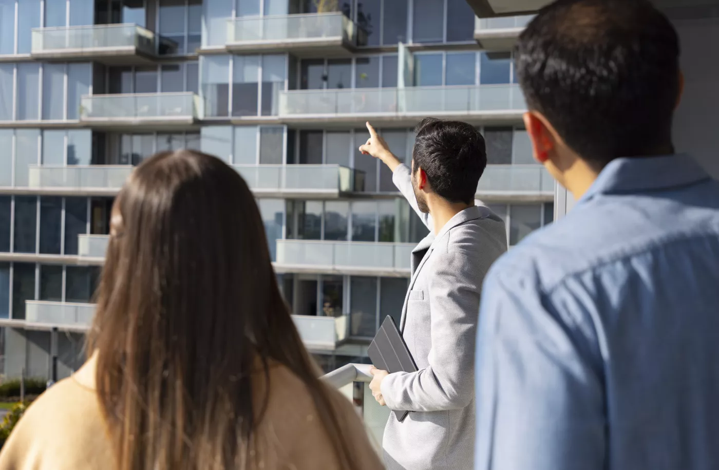 Bewoners bespreken plannen voor het energiezuiniger maken van hun VvE