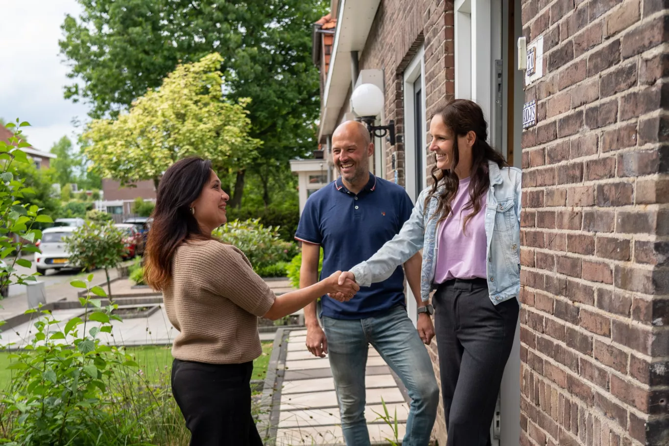 Buren schudden hand van bezoeker tijdens Duurzame Huizenroute