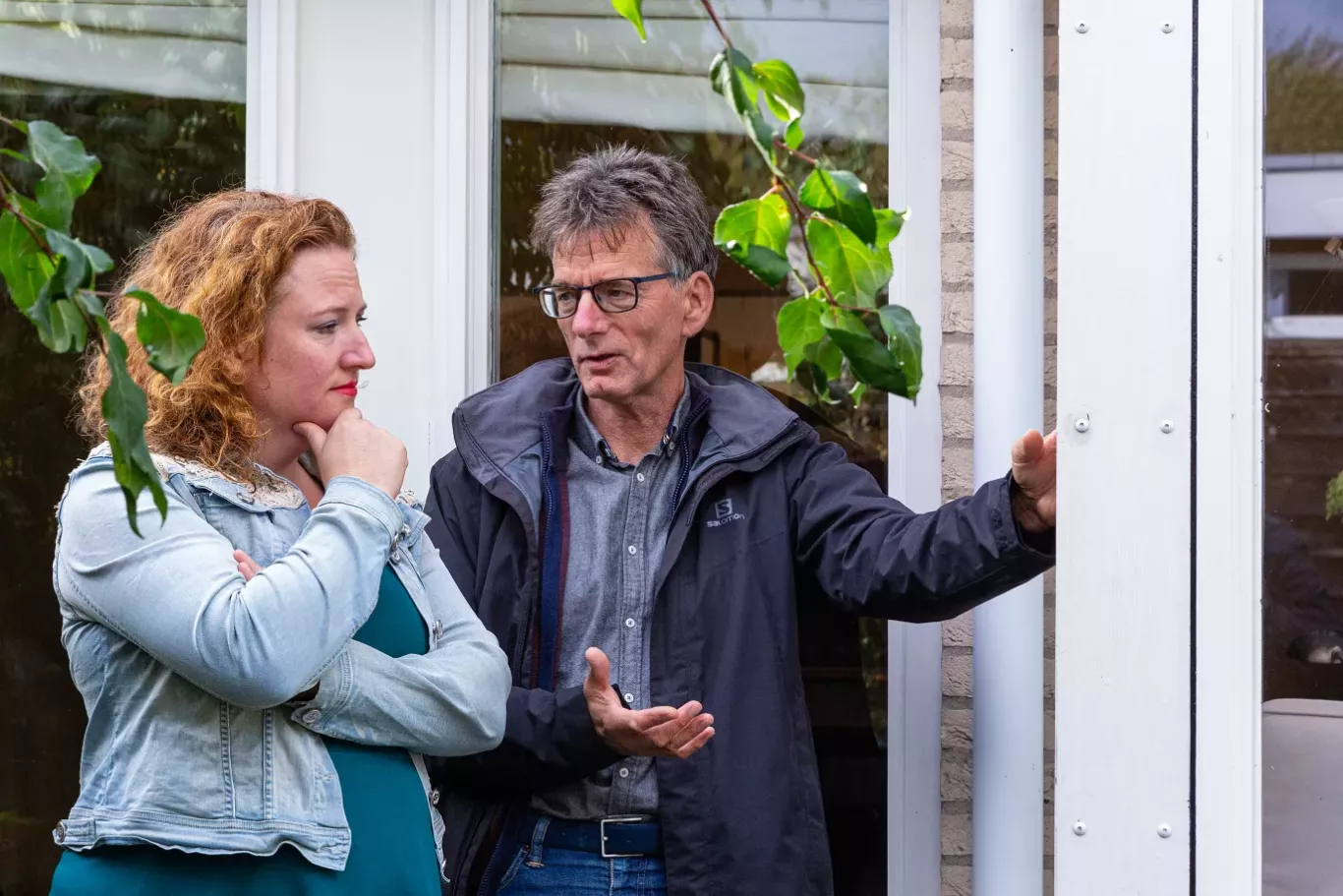 energiecoach geeft advies aan inwoner