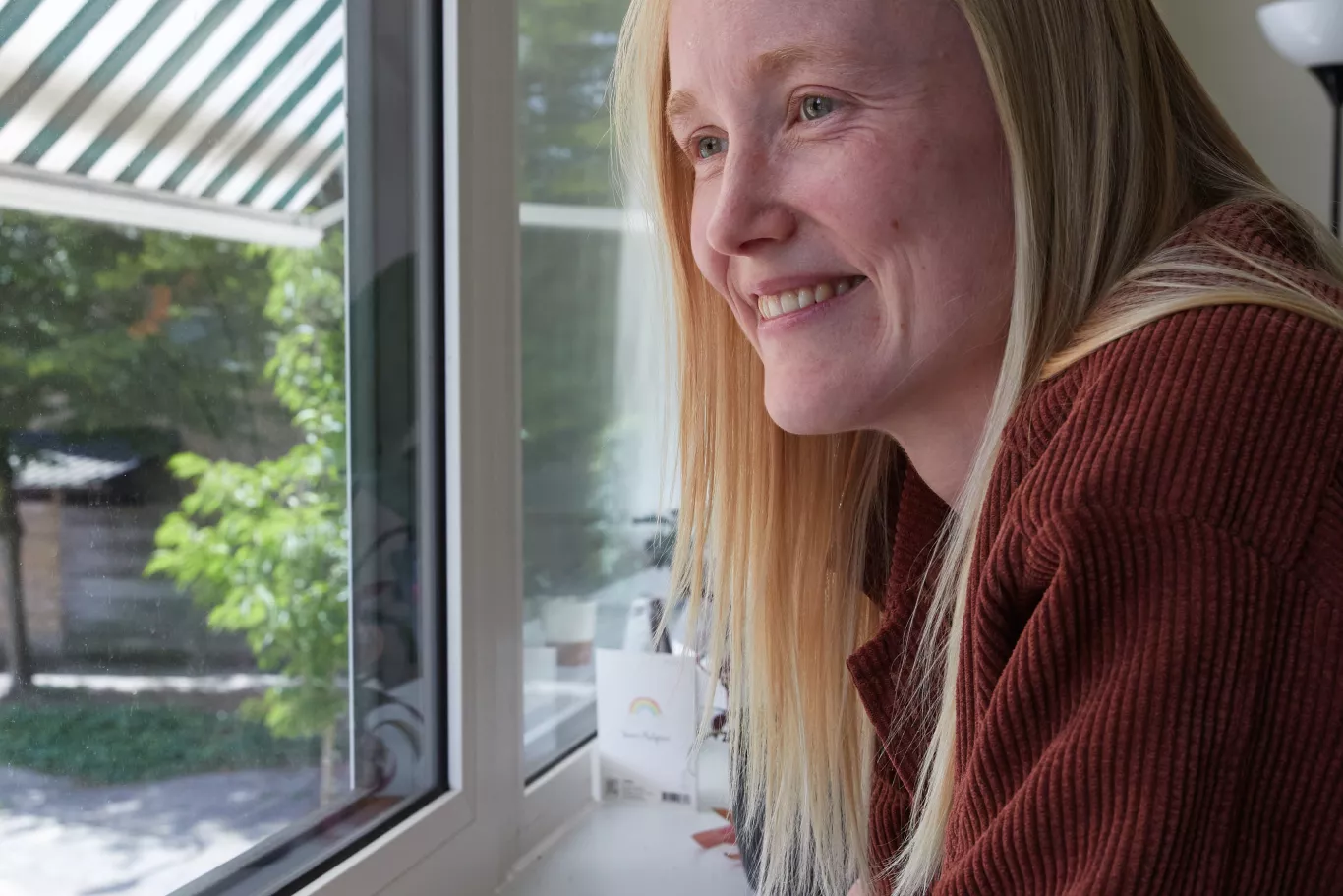 Cintha geniet van haar geïsoleerde ramen