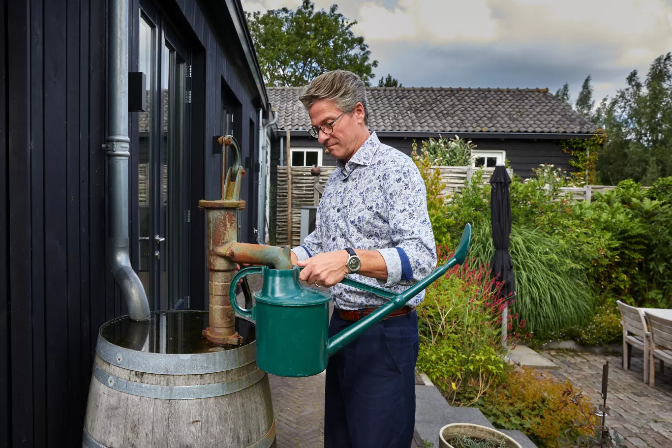 Hans en Annelies vangen regenwater op
