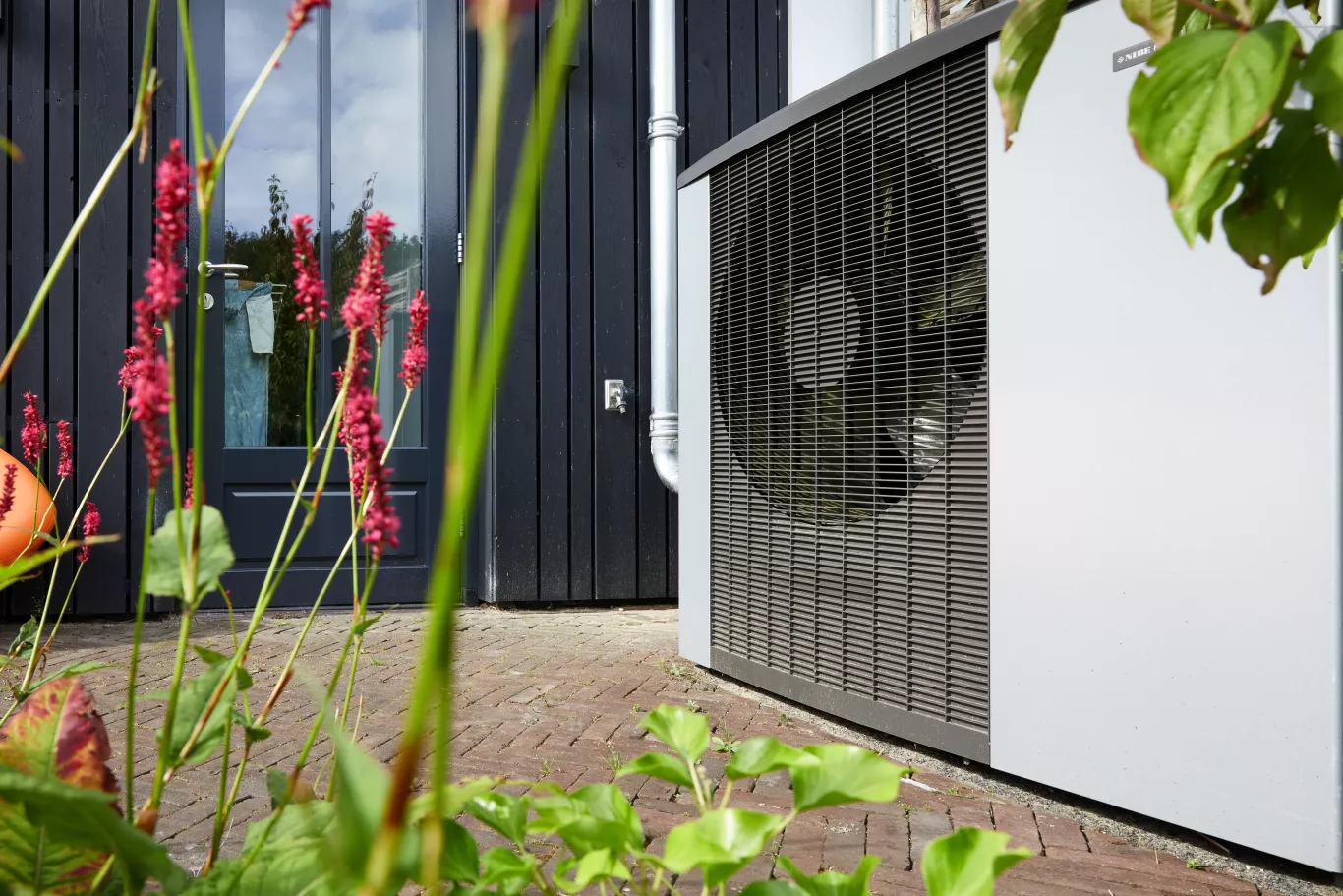 De buiten-unit van de all electric warmtepomp