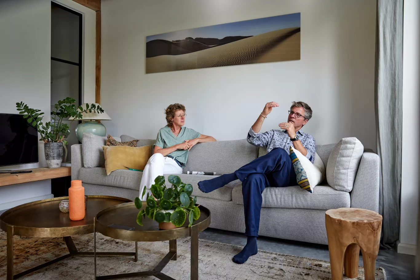 Hans en Annelies in hun woonkamer