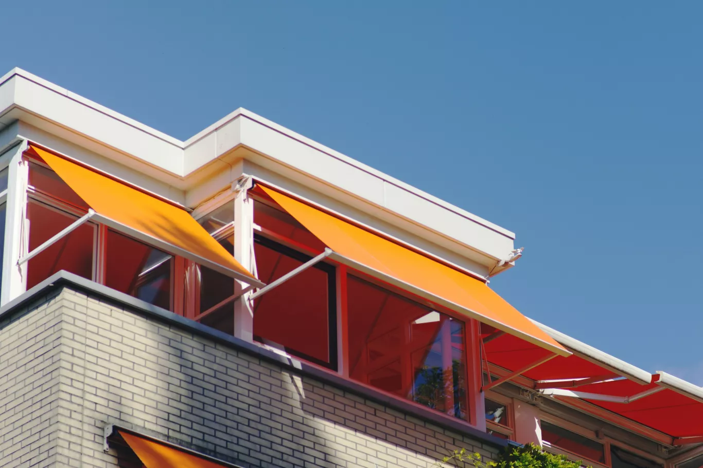 Zonnescherm en groen houden huis koel
