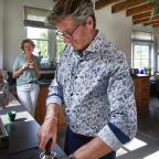 Hans en Annelies in hun keuken