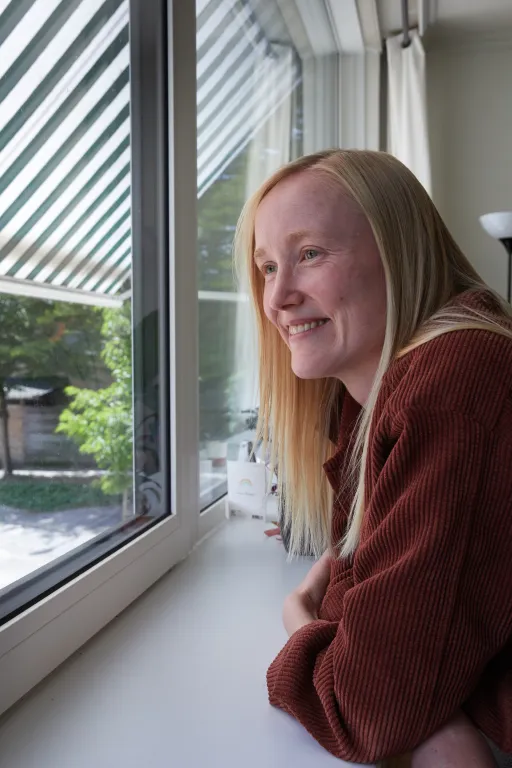 Cintha geniet van haar geïsoleerde ramen