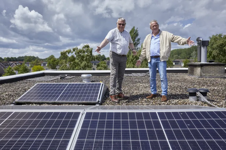 Henk en Guido tonen zonnepanelen